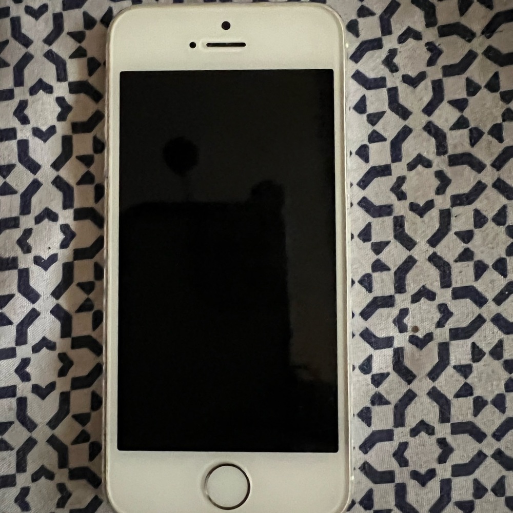 4 iPhones - Picture 6 of 8